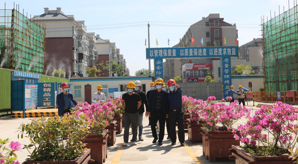 公司工程部全體人員赴舒城縣左岸春曉小區(qū)工程 進行觀摩